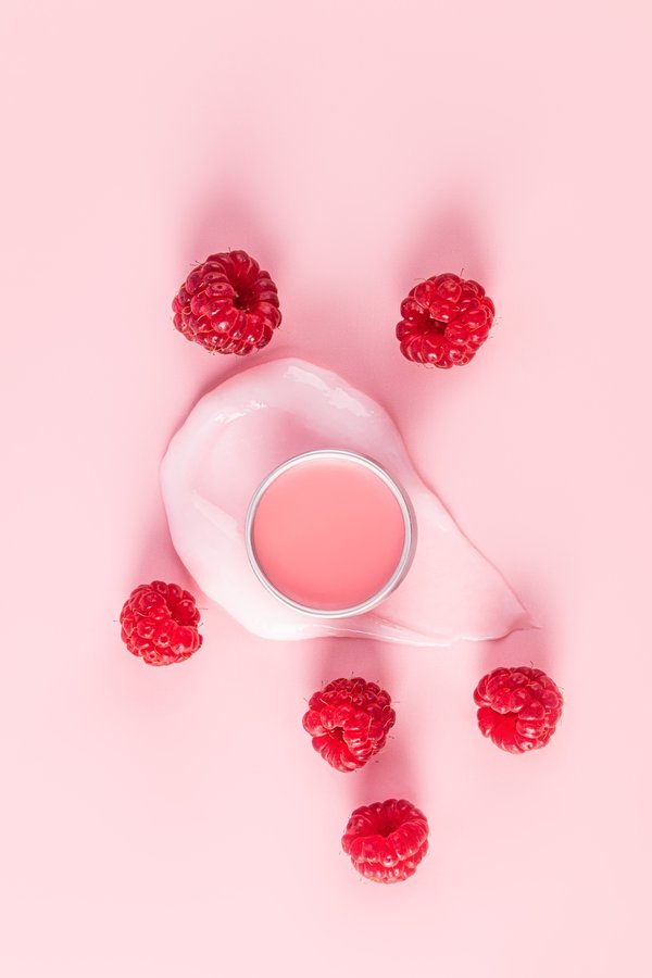 Baume à lèvres aromatisé : entre plaisir et soin, comment bien choisir ?